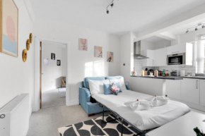 Very Central,1GB fibre wifi, 2min to tube & Heathrow, free coffee, milk & snacks, 2 new TVs & sofabed